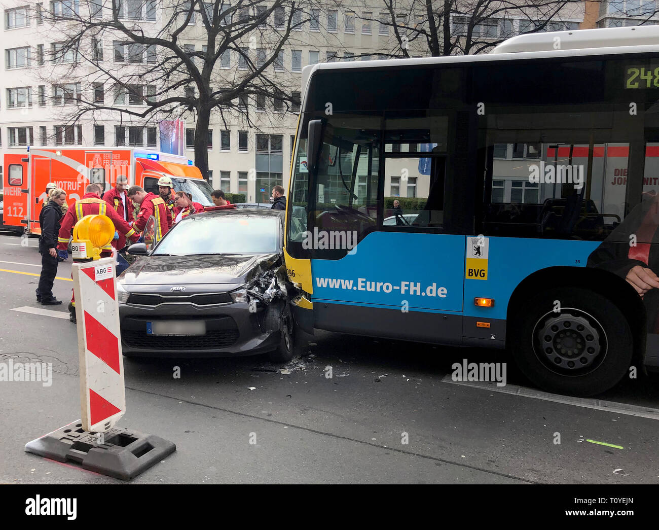 Berlin, Allemagne. Mar 22, 2019. Les pompiers sont sur les lieux de l'accident. Un chauffeur de bus a perdu le contrôle de sa voiture à Berlin-Kreuzberg Pour des raisons de santé. L'autobus s'est écrasé dans une voiture. Credit : Taylan Gökalp/DPA - ATTENTION : des plaques d'immatriculation ont été pixelisées pour des raisons juridiques/dpa/Alamy Live News Banque D'Images