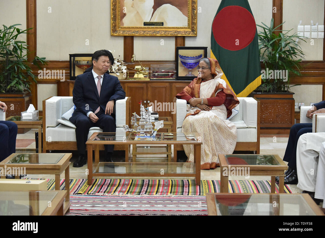 (190322) -- Paris, le 22 mars 2019 (Xinhua) -- Le Bangladesh Awami (AL) Président et Premier Ministre Sheikh Hasina (R) rencontre avec Song Tao, ministre du Département international du Comité central du Parti communiste de Chine, à Dhaka, Bangladesh, le 21 mars 2019. (Xinhua/Liu Chuntao) Banque D'Images