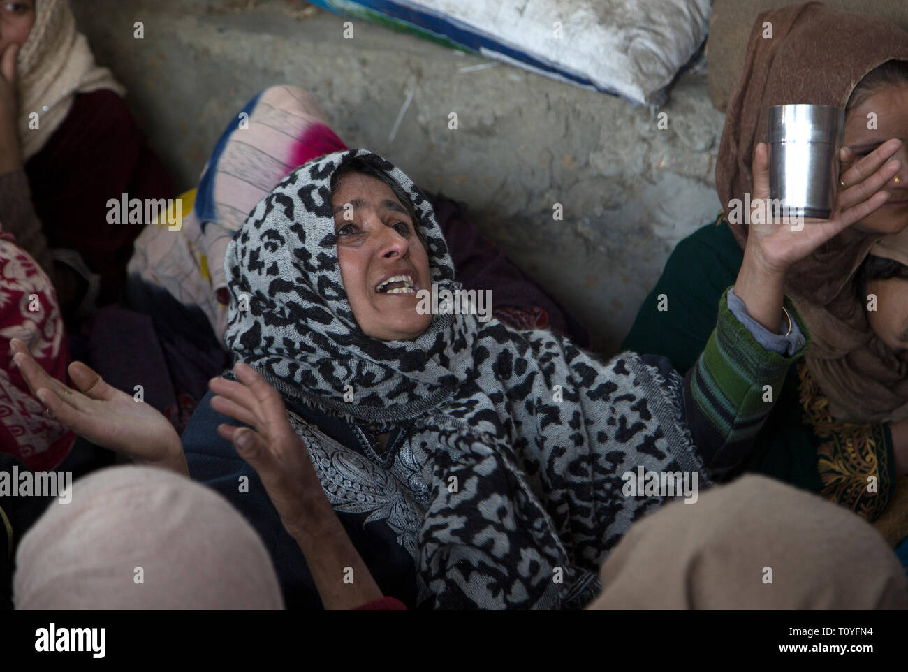 (190323) -- Srinagar, 23 mars 2019 (Xinhua) -- une femme lamentations sur la mort d'un jeune garçon de 12 ans qui a été tué lors d'échanges de coups de feu dans le district de Bandipora de Hajin, environ 40 km au nord de la ville de Srinagar, la capitale d'été du Cachemire sous contrôle indien, le 22 mars 2019. Six militants et d'un jeune garçon de 12 ans ont été tués dans trois fusillades féroce rétif au Cachemire sous contrôle indien, ont déclaré vendredi. Selon la police, le jeune garçon de 12 ans a été pris en otage par les militants retranchés dans Hajin. (Xinhua/Javed Dar) Banque D'Images (190323) -- Srinagar, 23 mars 2019 (Xinhua) -- une femme lamentations sur la mort d'un jeune garçon de 12 ans qui a été tué lors d'échanges de coups de feu dans le district de Bandipora de Hajin, environ 40 km au nord de la ville de Srinagar, la capitale d'été du Cachemire sous contrôle indien, le 22 mars 2019. Six militants et d'un jeune garçon de 12 ans ont été tués dans trois fusillades féroce rétif au Cachemire sous contrôle indien, ont déclaré vendredi. Selon la police, le jeune garçon de 12 ans a été pris en otage par les militants retranchés dans Hajin. (Xinhua/Javed Dar) Banque D'Images