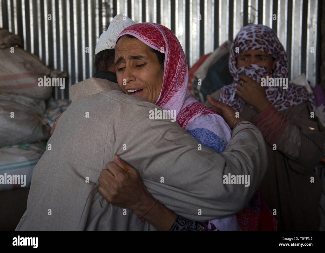 (190323) -- Srinagar, 23 mars 2019 (Xinhua) -- un homme le confort de la mère des lamentations d'un jeune garçon de 12 ans qui a été tué lors d'échanges de coups de Hajin Bandipora de district, à environ 40 km au nord de la ville de Srinagar, la capitale d'été du Cachemire sous contrôle indien, le 22 mars 2019. Six militants et d'un jeune garçon de 12 ans ont été tués dans trois fusillades féroce rétif au Cachemire sous contrôle indien, ont déclaré vendredi. Selon la police, le jeune garçon de 12 ans a été pris en otage par les militants retranchés dans Hajin. (Xinhua/Javed Dar) Banque D'Images (190323) -- Srinagar, 23 mars 2019 (Xinhua) -- un homme le confort de la mère des lamentations d'un jeune garçon de 12 ans qui a été tué lors d'échanges de coups de Hajin Bandipora de district, à environ 40 km au nord de la ville de Srinagar, la capitale d'été du Cachemire sous contrôle indien, le 22 mars 2019. Six militants et d'un jeune garçon de 12 ans ont été tués dans trois fusillades féroce rétif au Cachemire sous contrôle indien, ont déclaré vendredi. Selon la police, le jeune garçon de 12 ans a été pris en otage par les militants retranchés dans Hajin. (Xinhua/Javed Dar) Banque D'Images