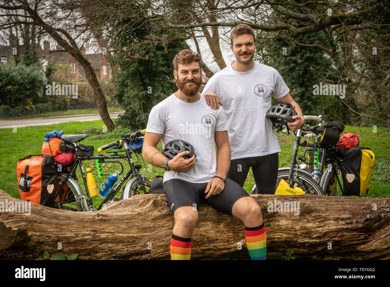 Bishops Stortford, Hertfordshire, Royaume-Uni. 22 Mar 2019. Quand des fanatiques de Rugby BEN COOK (24) et son copain George BONSER-CULLEN (25) ont décidé de soutenir l'équipe de rugby de l'Angleterre à la Coupe du Monde de Rugby au Japon en septembre, ils avaient décidé de faire le voyage un peu plus intéressants afin d'avis que ce serait la meilleure façon de réaliser de partir tôt, six mois plus tôt pour être précis que le plan est de cycle pour le Japon de leur ville d'origine, Bishops Stortford, Hertfordshire, Royaume-Uni. 22 Mar 2019. . Credit : Mark Bourdillon/Alamy Live News Banque D'Images