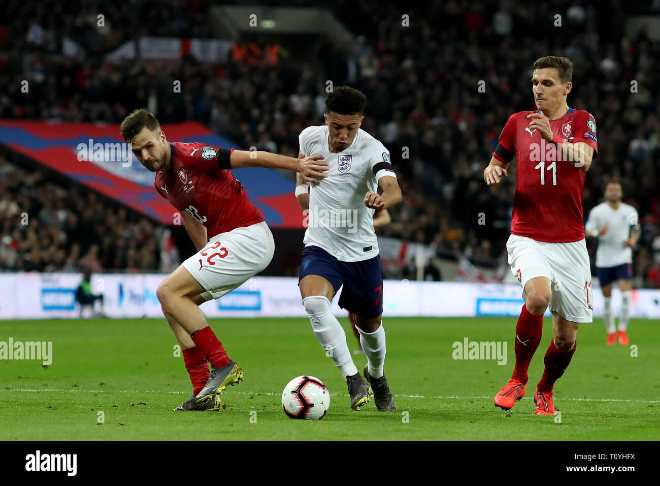 Le stade de Wembley, Londres, Royaume-Uni. Mar 22, 2019. Championnats Européens de football de l'UEFA de qualification, en Angleterre et en République tchèque, d'Angleterre Sancho Jadon prend Filip Novak et David Pavelka de la République tchèque : Action Crédit Plus Sport/Alamy Live News Banque D'Images