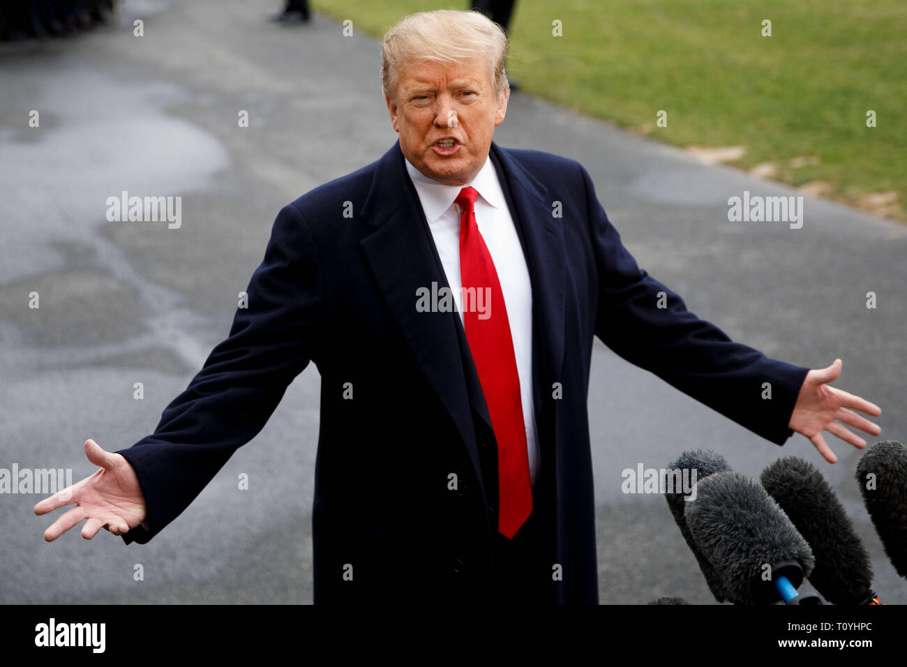 Washington, USA. Mar 22, 2019. Le Président américain Donald Trump s'adresse aux journalistes sur la pelouse Sud avant de partir de la Maison Blanche à Washington, DC, États-Unis, le 22 mars 2019. Donald Trump a dit vendredi qu'il a "aucune idée" sur le moment où un avocat spécial Robert Mueller, qui est le leader de la sonde russe, tournent dans son rapport. Credit : Ting Shen/Xinhua/Alamy Live News Banque D'Images