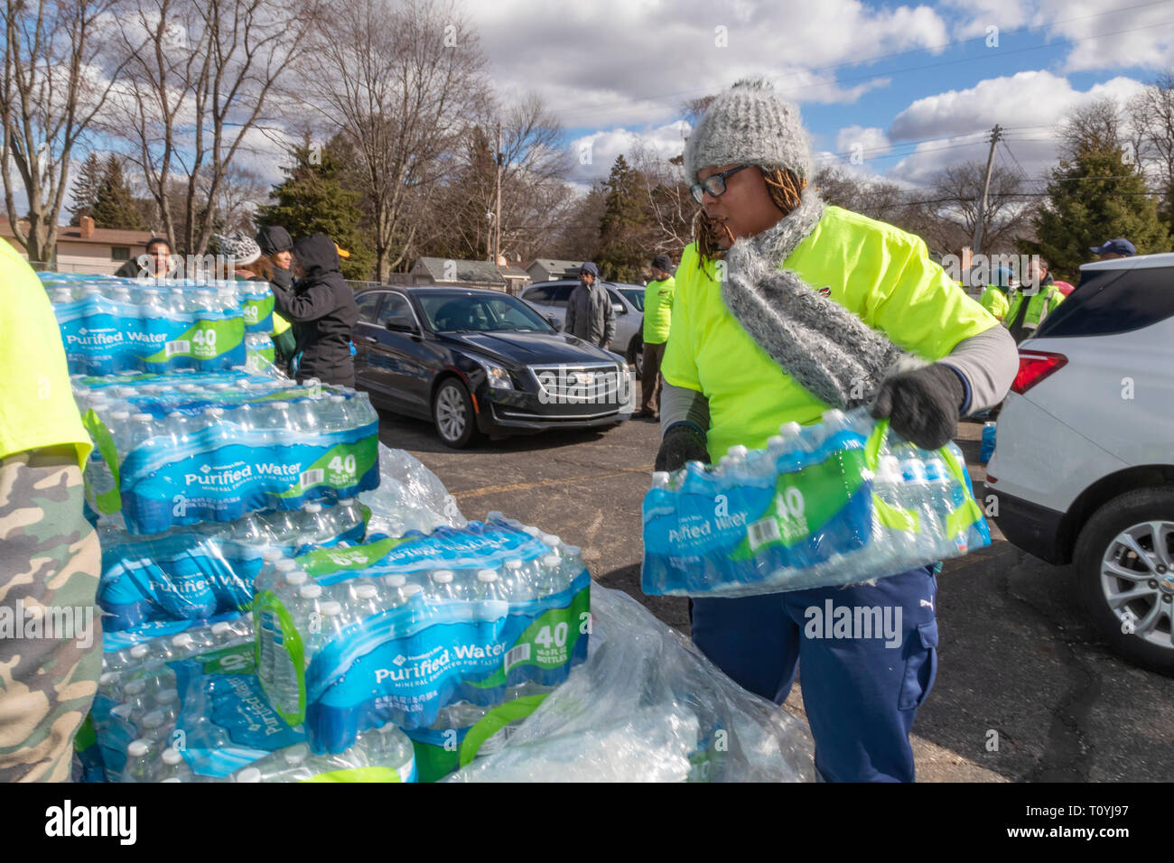 Flint, Michigan, USA. Mar 22, 2019. Les bénévoles distribués 12 camions d'eau sur la Journée mondiale de l'eau. L'approvisionnement en eau du silex était contaminé au plomb il y a près de cinq ans. Crédit : Jim West/Alamy Live News Banque D'Images