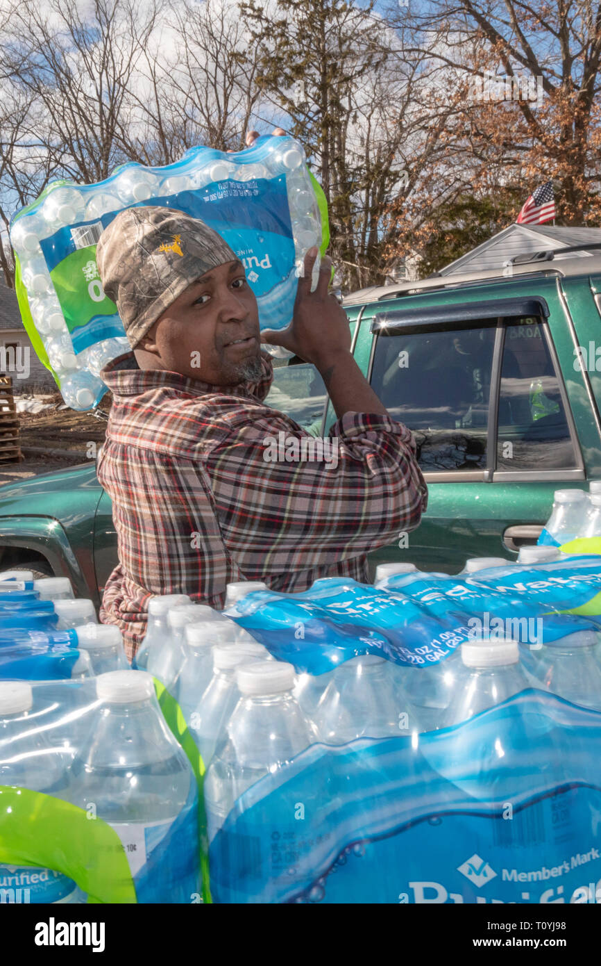 Flint, Michigan, USA. Mar 22, 2019. Les bénévoles distribués 12 camions d'eau sur la Journée mondiale de l'eau. L'approvisionnement en eau du silex était contaminé au plomb il y a près de cinq ans. Crédit : Jim West/Alamy Live News Banque D'Images