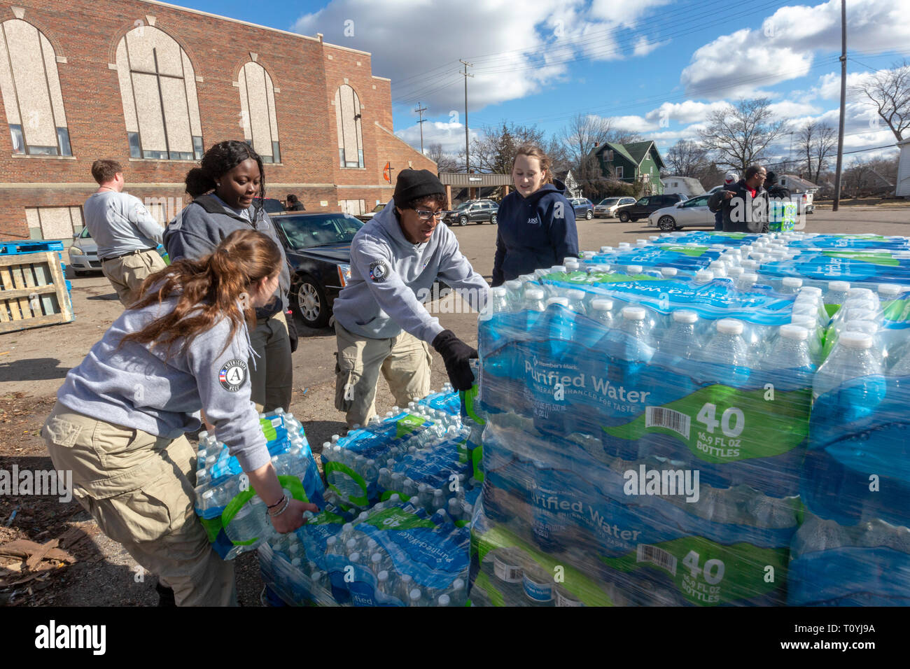 Flint, Michigan, USA. Mar 22, 2019. Membres de Americoorps ont aidé à distribuer 12 camions d'eau sur la Journée mondiale de l'eau. L'approvisionnement en eau du silex était contaminé au plomb il y a près de cinq ans. Crédit : Jim West/Alamy Live News Banque D'Images