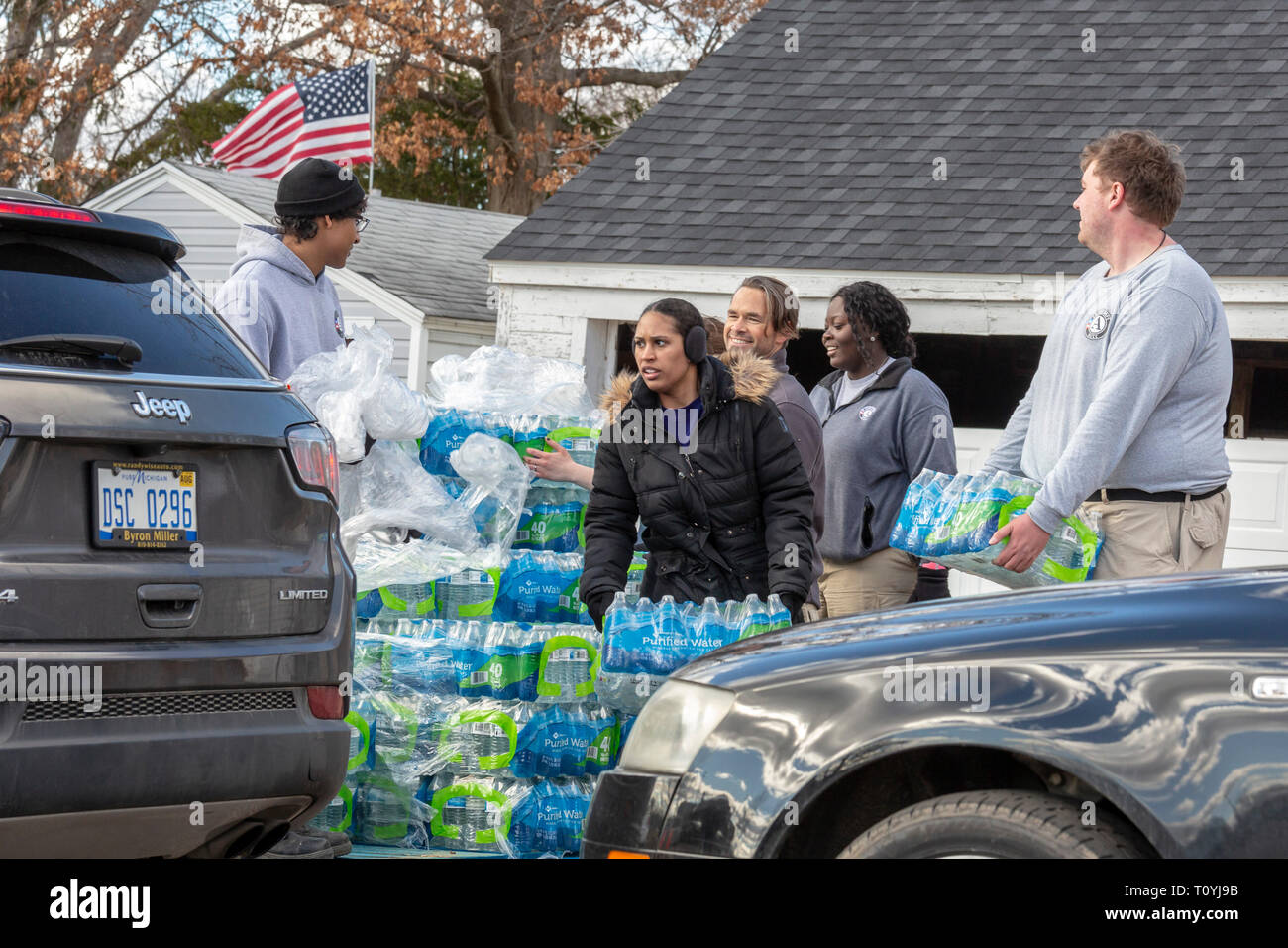 Flint, Michigan, USA. Mar 22, 2019. Les bénévoles distribués 12 camions d'eau sur la Journée mondiale de l'eau. L'approvisionnement en eau du silex était contaminé au plomb il y a près de cinq ans. Crédit : Jim West/Alamy Live News Banque D'Images