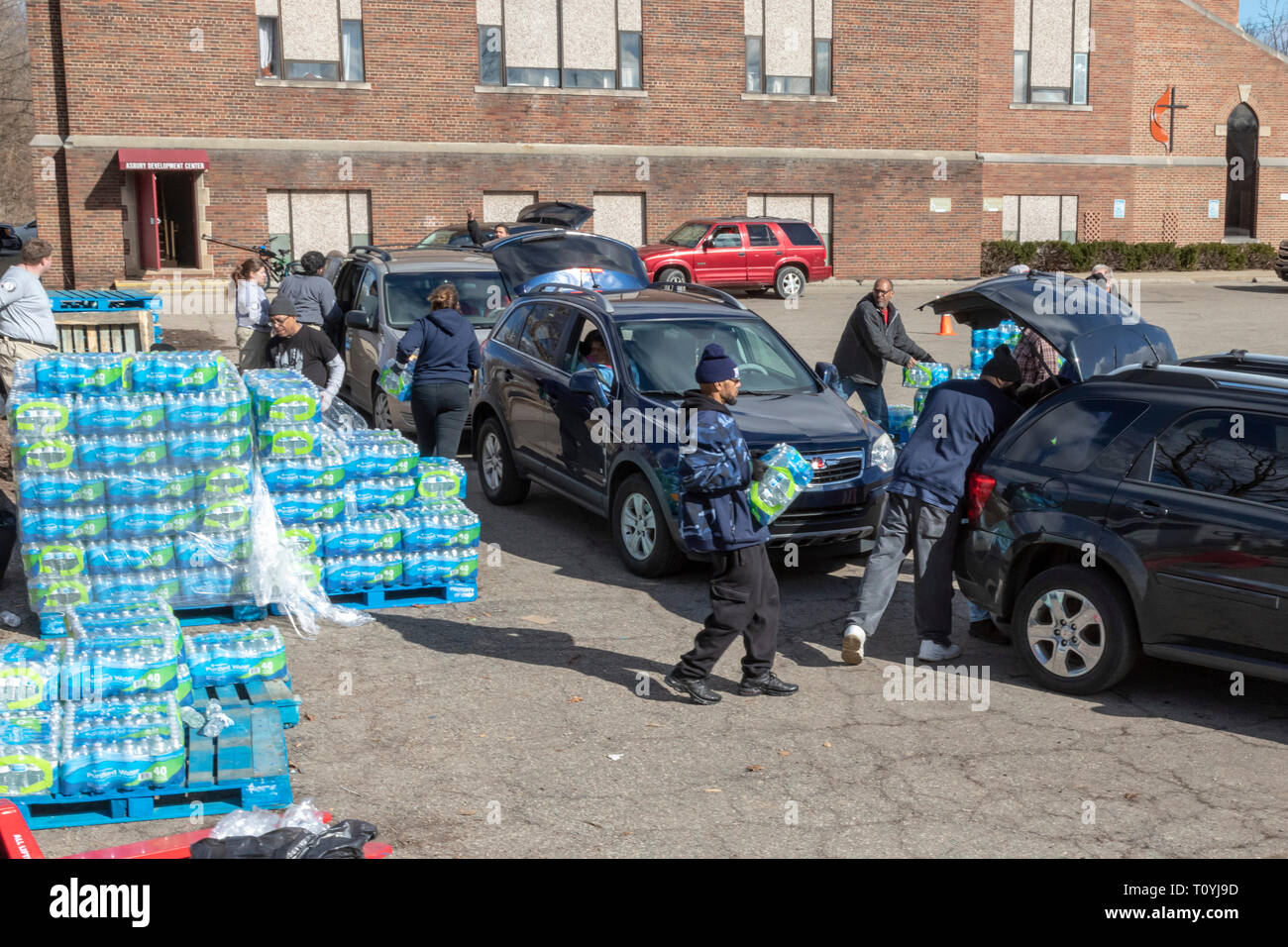 Flint, Michigan, USA. Mar 22, 2019. Les bénévoles distribués 12 camions d'eau sur la Journée mondiale de l'eau. L'approvisionnement en eau du silex était contaminé au plomb il y a près de cinq ans. Crédit : Jim West/Alamy Live News Banque D'Images