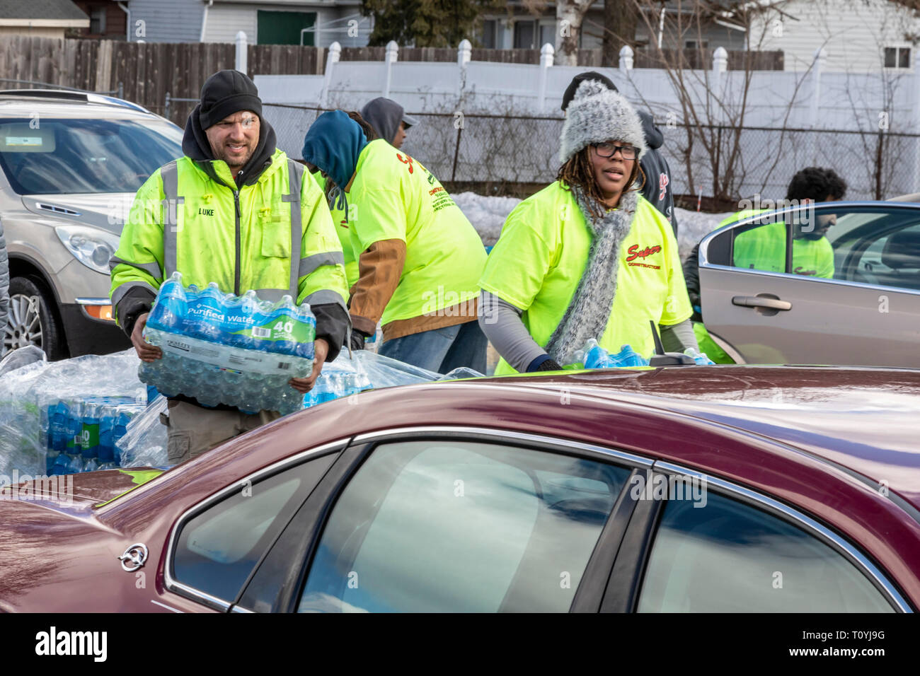 Flint, Michigan, USA. Mar 22, 2019. Les bénévoles distribués 12 camions d'eau sur la Journée mondiale de l'eau. L'approvisionnement en eau du silex était contaminé au plomb il y a près de cinq ans. Crédit : Jim West/Alamy Live News Banque D'Images