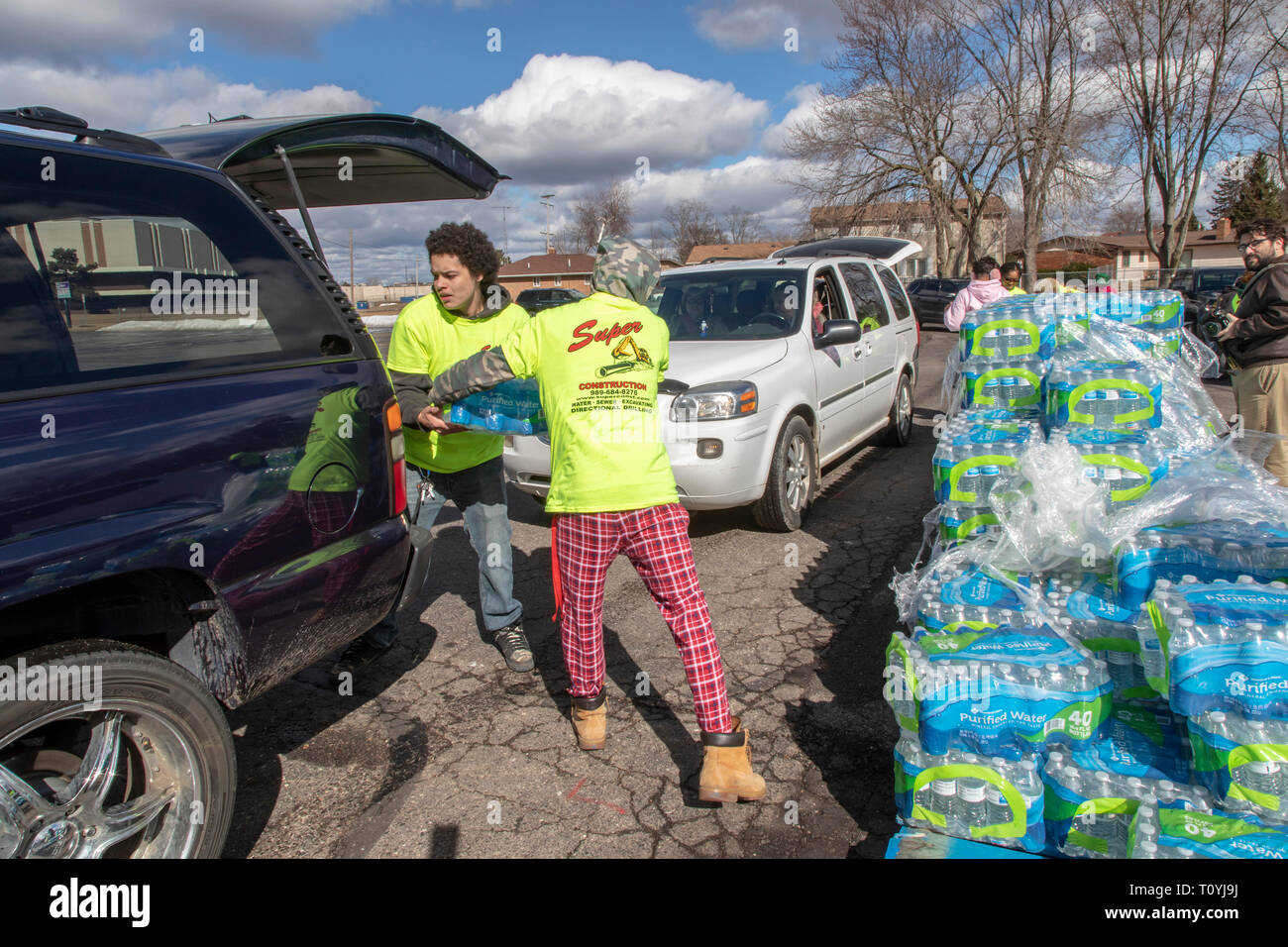 Flint, Michigan, USA. Mar 22, 2019. Les bénévoles distribués 12 camions d'eau sur la Journée mondiale de l'eau. L'approvisionnement en eau du silex était contaminé au plomb il y a près de cinq ans. Crédit : Jim West/Alamy Live News Banque D'Images