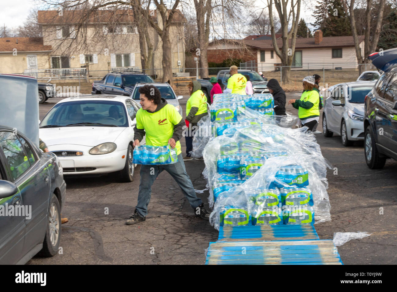 Flint, Michigan, USA. Mar 22, 2019. Les bénévoles distribués 12 camions d'eau sur la Journée mondiale de l'eau. L'approvisionnement en eau du silex était contaminé au plomb il y a près de cinq ans. Crédit : Jim West/Alamy Live News Banque D'Images