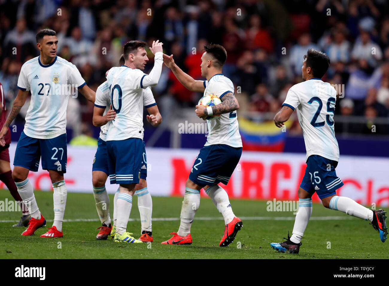 Madrid, Espagne. Mar 22, 2019. Football, friendly, Argentine - Venezuela, Wanda Metropolitano Stade : l'argentin Lionel Messi (2e de gauche) et Lautaro Martinez (2e à partir de la droite) avec l'équipe de célébrer le premier but de son équipe. Credit : Gusatavo Ortiz/dpa/Alamy Live News Banque D'Images