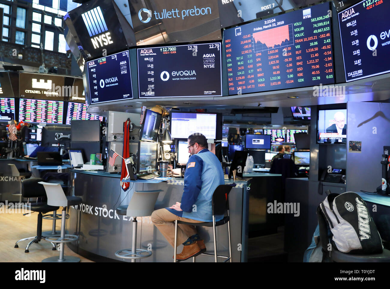 New York, USA. Mar 22, 2019. Traders travailler à la Bourse de New York à New York, aux États-Unis, le 22 mars 2019. Stocks américains terminé plus bas sur Vendredi. Le Dow a diminué de 1,77  % à 25 502,32, le S&P 500 a reculé de 1,90  %, et le Nasdaq 2 800,71 2,50  % à 7 642,67 a diminué. Credit : Zhang Mocheng/Xinhua/Alamy Live News Banque D'Images