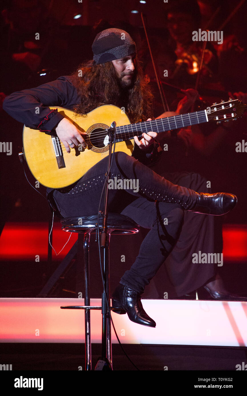 Glasgow, Royaume-Uni. 22 mars 2019. Photo : Amir John Haddad - El Amir à jouer de la guitare. Sous la direction de Gavin Greenaway, Hans Zimmer et orchestre la bande-son d'un grand orchestre symphonique présentera un concert intense et inoubliable expérience dans les arénas à travers le pays. Contrairement à la célèbre "Hans Zimmer Live tour", où le son se concentre sur Zimmer's band et les sons électroniques de la musique, "Le Monde de Hans Zimmer - une célébration symphonique" présentera les œuvres du compositeur a pris des mesures pour qu'un orchestre symphonique en direct pour la première fois. Crédit : Colin Fisher/Alamy Live News Banque D'Images