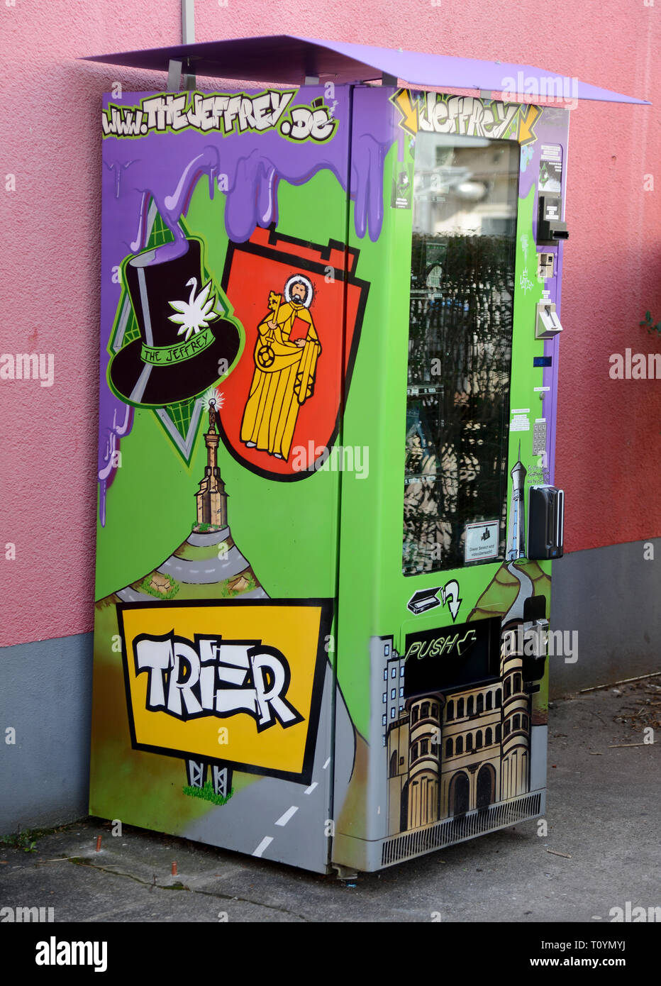 Trier, Allemagne. Mar 21, 2019. Un distributeur automatique de cannabis, qui contient des fleurs de cannabis séchées et pressées en sachets ainsi que d'extraire les perles dans des boîtes de plastique plus toutes sortes d'accessoires fumeurs à la vente, est dans la rue. Ce sont des produits du chanvre avec la substance active CBD (cannabidiol), qui est considérée comme difficilement substances psychoactives. Credit : Harald Tittel/dpa/Alamy Live News Banque D'Images