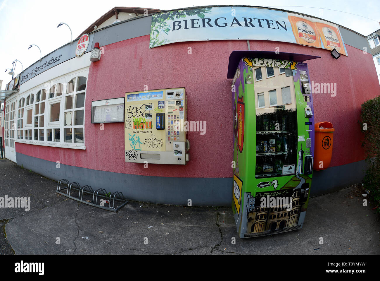 Trier, Allemagne. Mar 21, 2019. Un distributeur automatique de cannabis (r), qui contient des fleurs de cannabis séchées et pressées dans les sachets et extraire les perles dans des boîtes de plastique plus toutes sortes d'accessoires fumeurs à la vente, est situé sur la rue à côté d'un distributeur automatique de tabac. (Photo prise avec l'objectif fisheye) Ce sont des produits du chanvre avec la substance active CBD (cannabidiol), qui est considérée comme difficilement substances psychoactives. Credit : Harald Tittel/dpa/Alamy Live News Banque D'Images