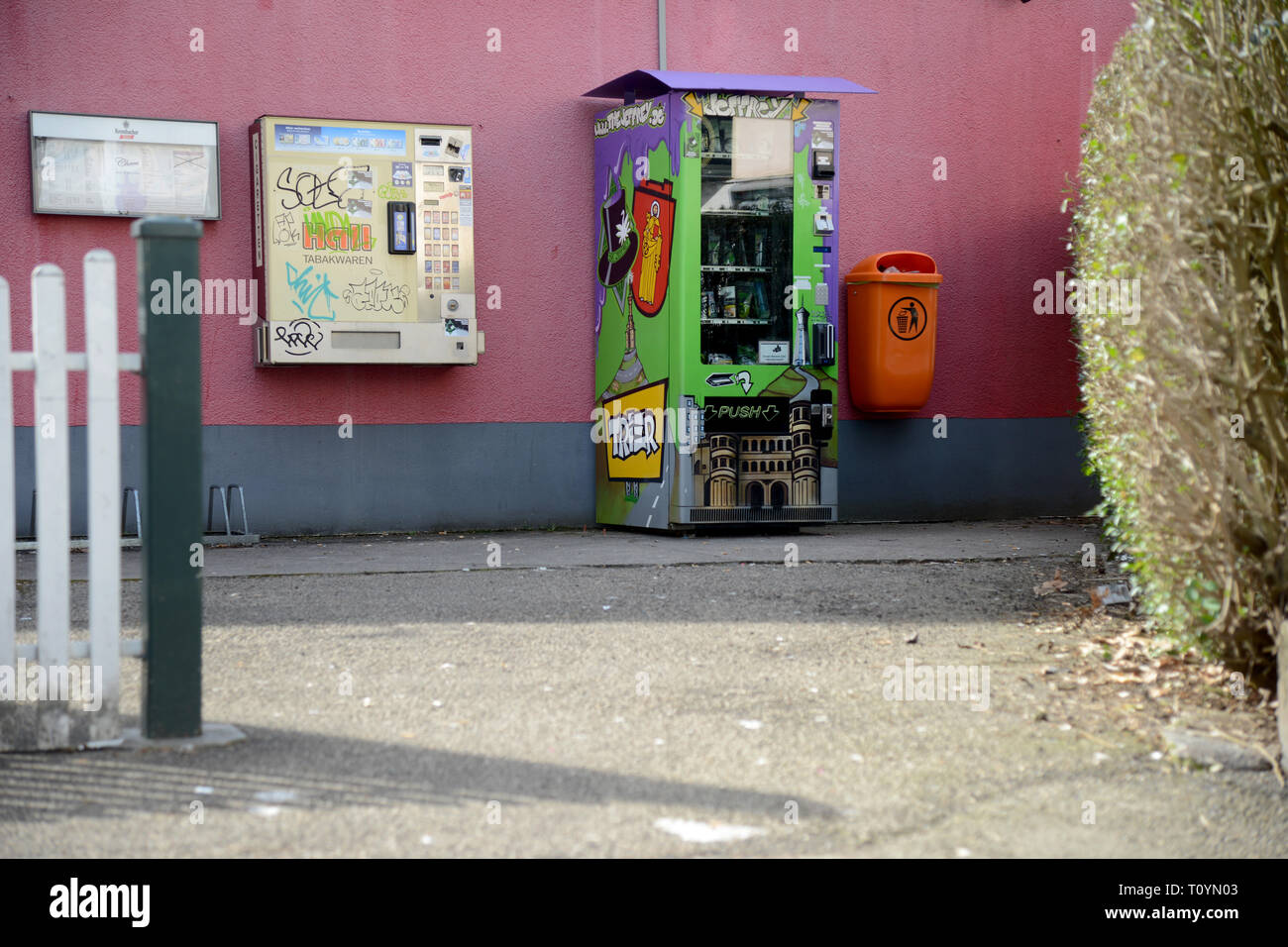 Trier, Allemagne. Mar 21, 2019. Un distributeur automatique de cannabis (r), qui contient des fleurs de cannabis séchées et pressées dans les sachets et extraire les perles dans des boîtes de plastique plus toutes sortes d'accessoires fumeurs à la vente, est situé sur la rue à côté d'un distributeur automatique de tabac. Ce sont des produits du chanvre avec la substance active CBD (cannabidiol), qui est considérée comme difficilement substances psychoactives. Credit : Harald Tittel/dpa/Alamy Live News Banque D'Images