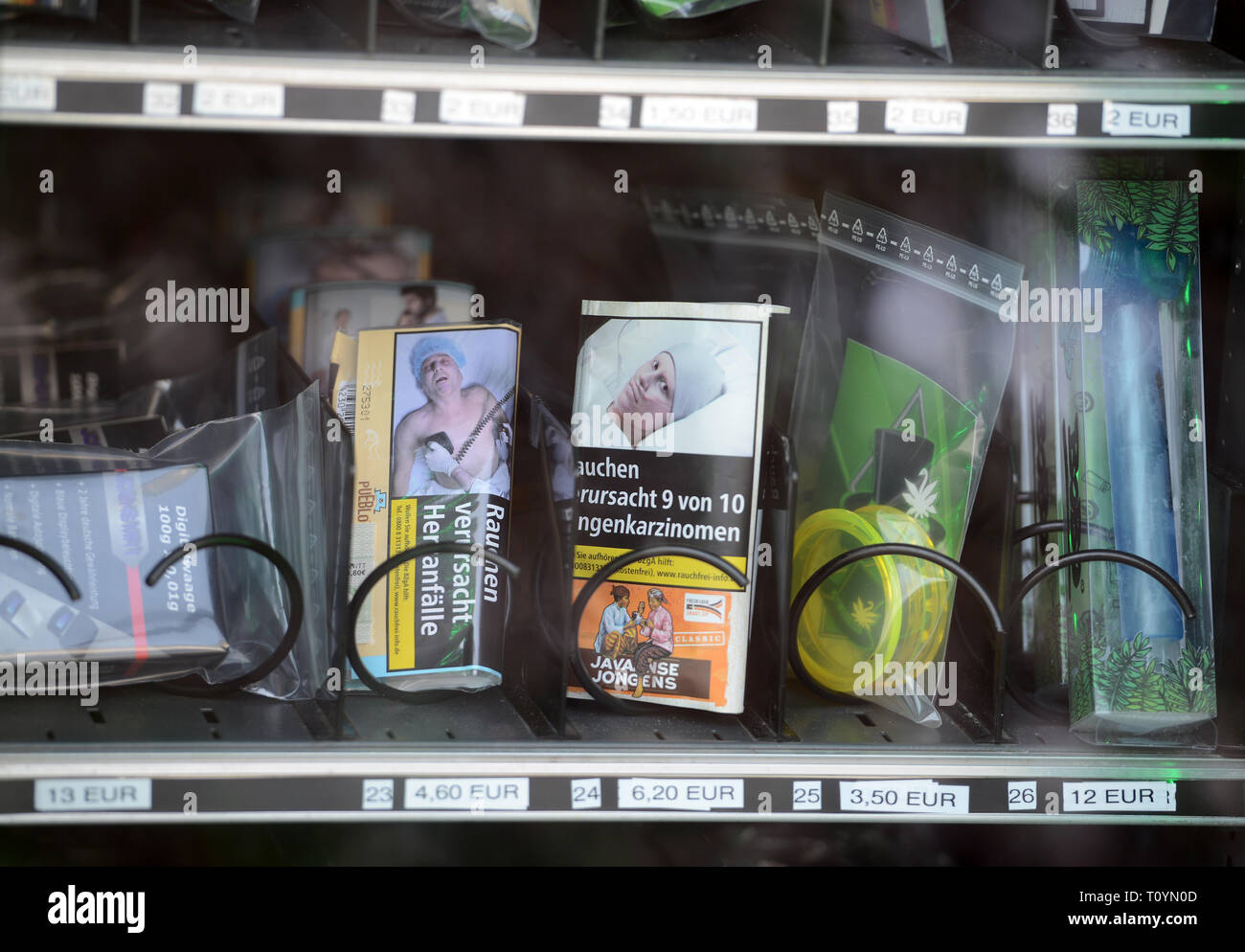 Trier, Allemagne. Mar 21, 2019. Appuyé et fleurs séchées en sachets de cannabis ainsi que d'extraire les perles dans des boîtes de plastique plus toutes sortes d'accessoires fumeurs sont disponibles à l'achat dans un distributeur automatique de cannabis. Ce sont des produits du chanvre avec la substance active CBD (cannabidiol), qui est considérée comme difficilement substances psychoactives. Credit : Harald Tittel/dpa/Alamy Live News Banque D'Images