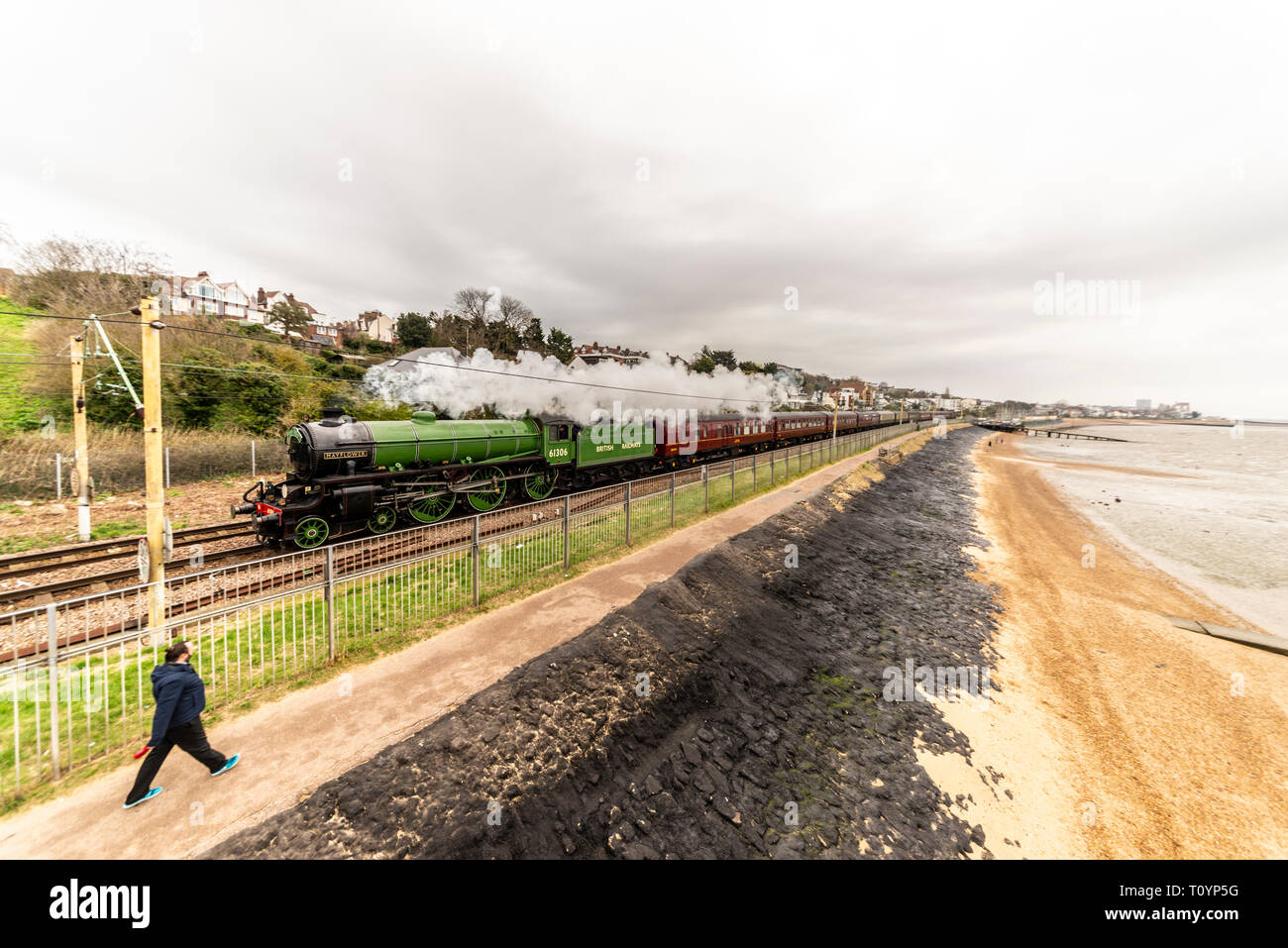 Le train spécial vapeur exploité de Southend East station à la Sussex Bluebell Railway en vapeur par opérateur rêves tiré par la locomotive de la classe B1 61306 Mayflower. Mayflower a été construit en 1948 et a servi sur les chemins de fer britanniques jusqu'en 1967. Il a été largement remanié et est retourné à l'exécution sur des lignes principales en 2019. La route a pris le train de Southend sur les lignes de C2C à côté de l'estuaire de la Tamise ici à Chalkwell Banque D'Images