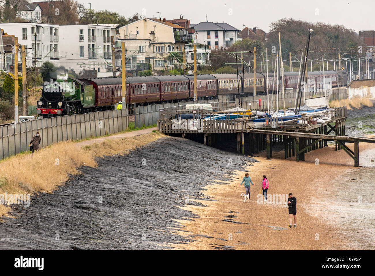 Le train spécial vapeur exploité de Southend East station à la Sussex Bluebell Railway en vapeur par opérateur rêves tiré par la locomotive de la classe B1 61306 Mayflower. Mayflower a été construit en 1948 et a servi sur les chemins de fer britanniques jusqu'en 1967. Il a été largement remanié et est retourné à l'exécution sur des lignes principales en 2019. La route a pris le train de Southend sur les lignes de C2C à côté de l'estuaire de la Tamise ici à Chalkwell Banque D'Images