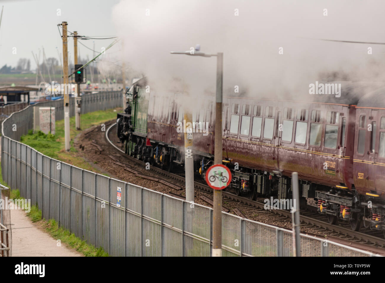 Le train spécial vapeur exploité de Southend East station à la Sussex Bluebell Railway en vapeur par opérateur rêves tiré par la locomotive de la classe B1 61306 Mayflower. Mayflower a été construit en 1948 et a servi sur les chemins de fer britanniques jusqu'en 1967. Il a été largement remanié et est retourné à l'exécution sur des lignes principales en 2019. La route a pris le train de Southend sur les lignes de C2C à côté de l'estuaire de la Tamise ici à Chalkwell Banque D'Images