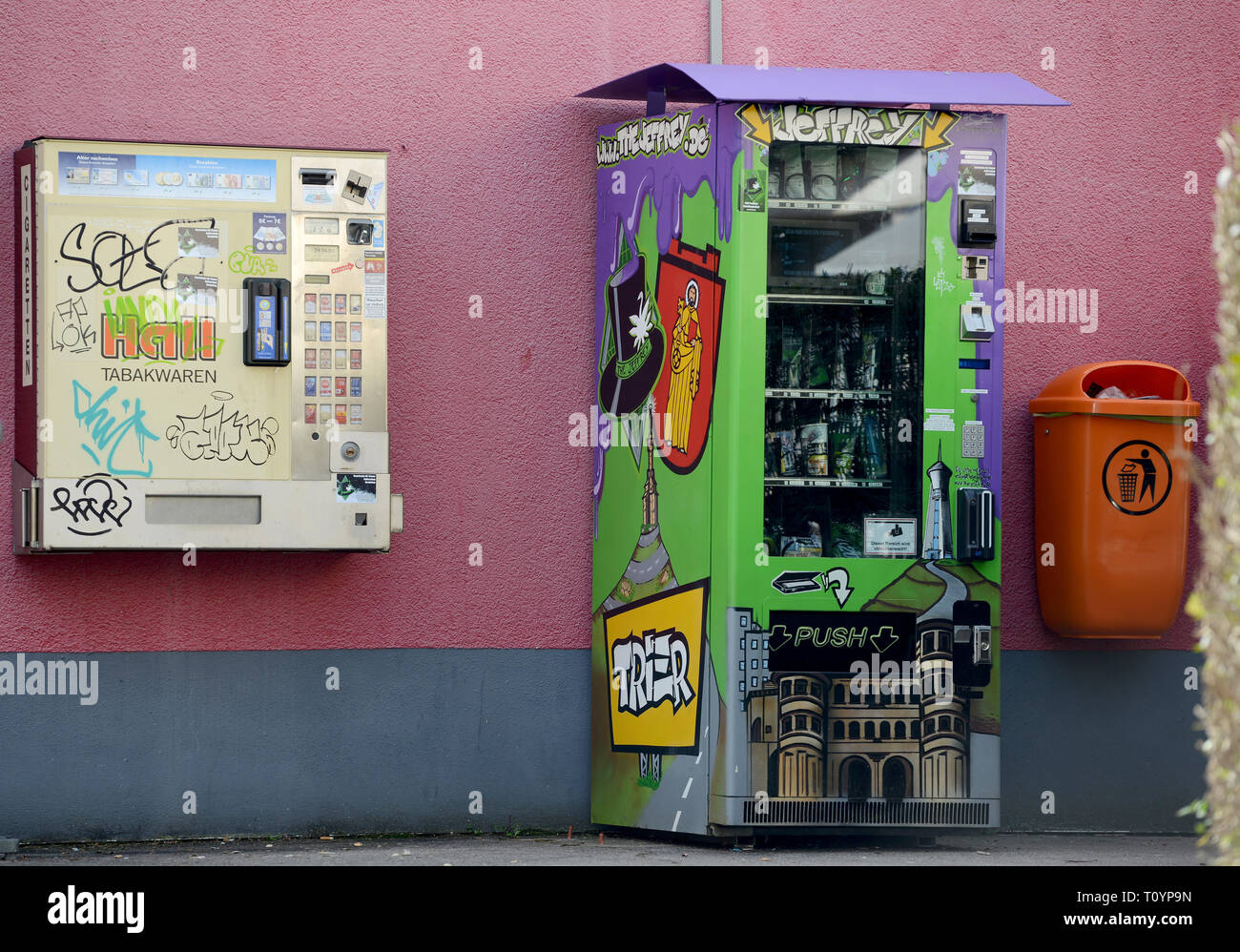 Trier, Allemagne. Mar 21, 2019. Un distributeur automatique de cannabis (r), qui contient des fleurs de cannabis séchées et pressées dans les sachets et extraire les perles dans des boîtes de plastique plus toutes sortes d'accessoires fumeurs à la vente, est situé sur la rue à côté d'un distributeur automatique de tabac. Ce sont des produits du chanvre avec la substance active CBD (cannabidiol), qui est considérée comme difficilement substances psychoactives. Credit : Harald Tittel/dpa/Alamy Live News Banque D'Images