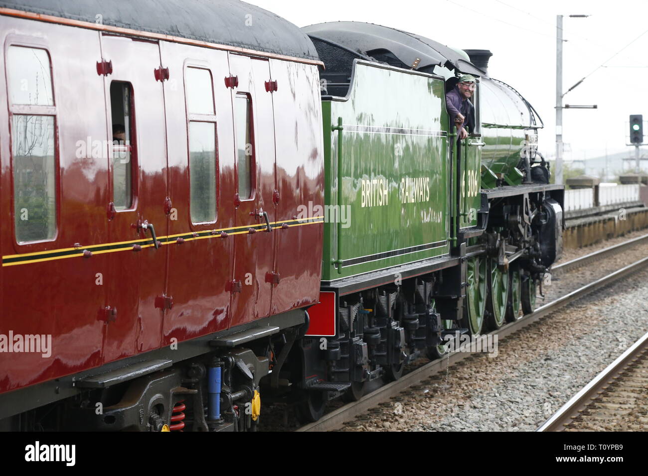 Rainham, UK. 23 mars, 2019. Mayflower passant par le pays d'Essex et s'arrêtant à côté de Rainham station d'Essex. Le Mayflower 61306 est l'un des deux locomotives de la classe B1 a été construit pour la London & North Eastern Railway, 61306 Santa Maria est l'une des deux locomotives de la classe B1. Les B1 ont été conçus comme des locomotives à trafic mixte capable de remorquer des trains express ainsi que le trafic de fret. Comme de puissants moteurs, rendez-vous n'importe où, le B1's a travaillé dans la plupart de la réseau ferroviaire britannique d'East Anglia, à l'Écosse. Action Crédit : Foto Sport/Alamy Live News Banque D'Images