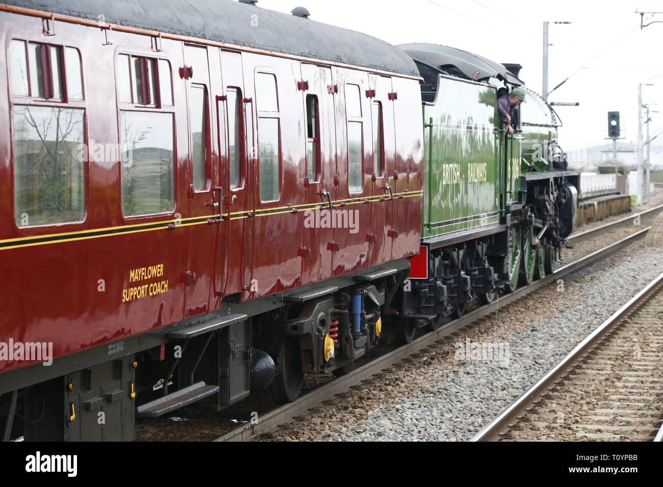 Rainham, UK. 23 mars, 2019. Mayflower passant par le pays d'Essex et s'arrêtant à côté de Rainham station d'Essex. Le Mayflower 61306 est l'un des deux locomotives de la classe B1 a été construit pour la London & North Eastern Railway, 61306 Santa Maria est l'une des deux locomotives de la classe B1. Les B1 ont été conçus comme des locomotives à trafic mixte capable de remorquer des trains express ainsi que le trafic de fret. Comme de puissants moteurs, rendez-vous n'importe où, le B1's a travaillé dans la plupart de la réseau ferroviaire britannique d'East Anglia, à l'Écosse. Action Crédit : Foto Sport/Alamy Live News Banque D'Images