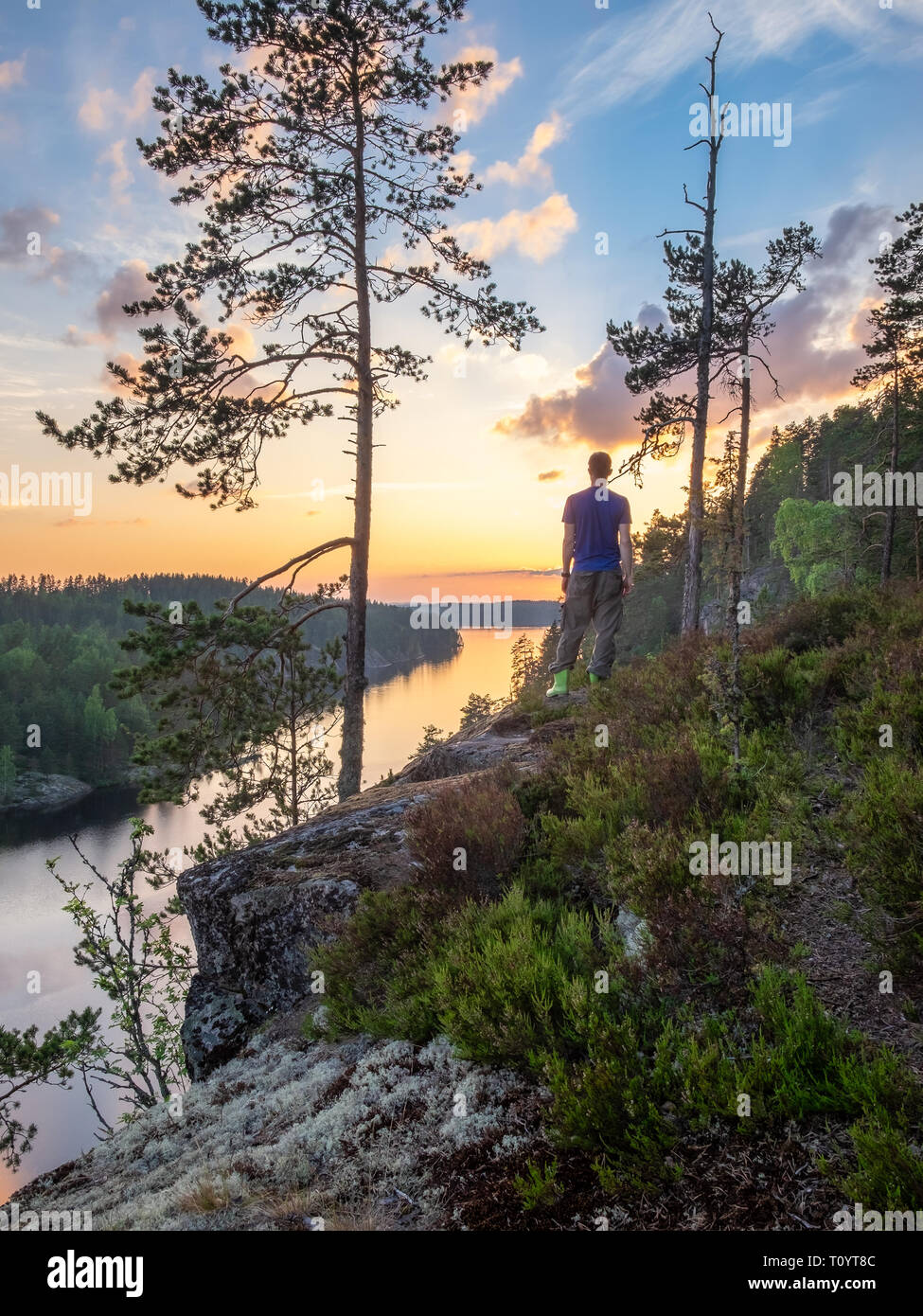 Paysage panoramique avec vue sur le lac des Bois, et les hommes debout à soir d'été en Finlande Banque D'Images