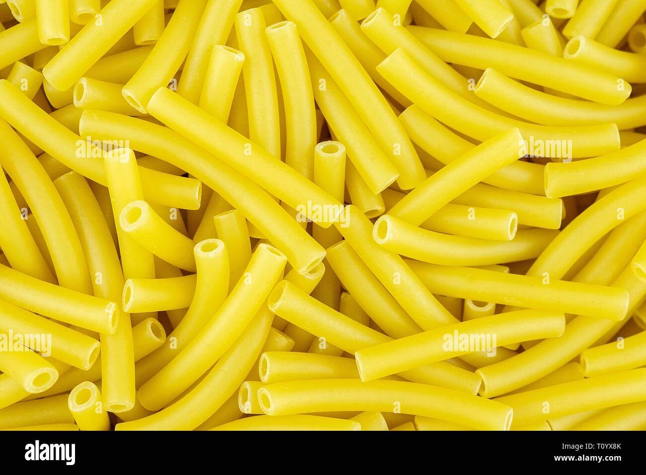 Contexte de la dispersion coquilles de pâtes non cuites maccheroni Italien Banque D'Images