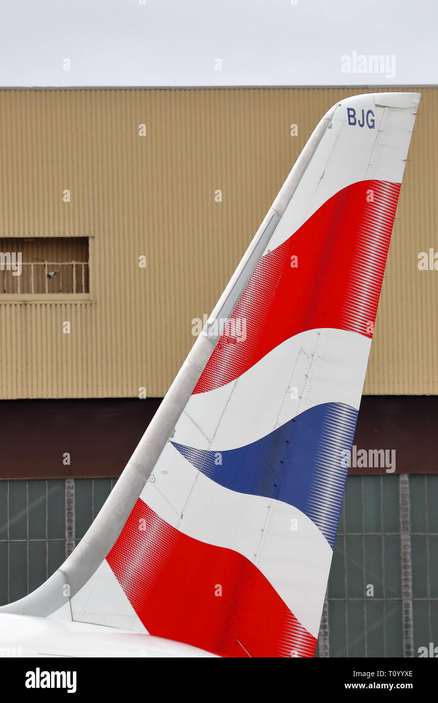 Queue d'un avion de British Airways à l'aéroport Heathrow de Londres, UK Banque D'Images