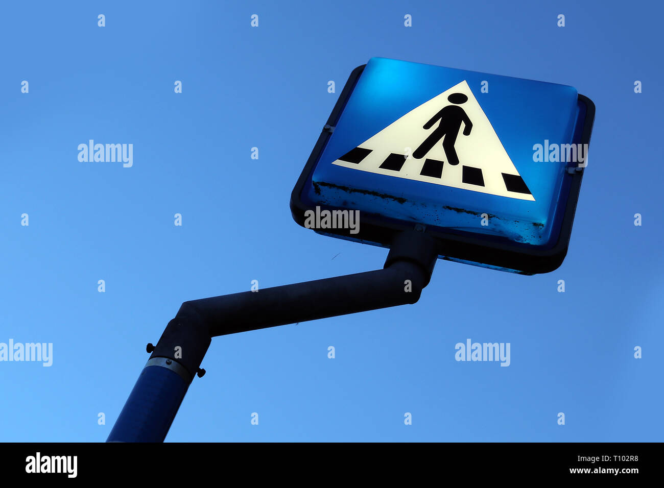 Tableau bleu et blanc signer tilted view. Banque D'Images