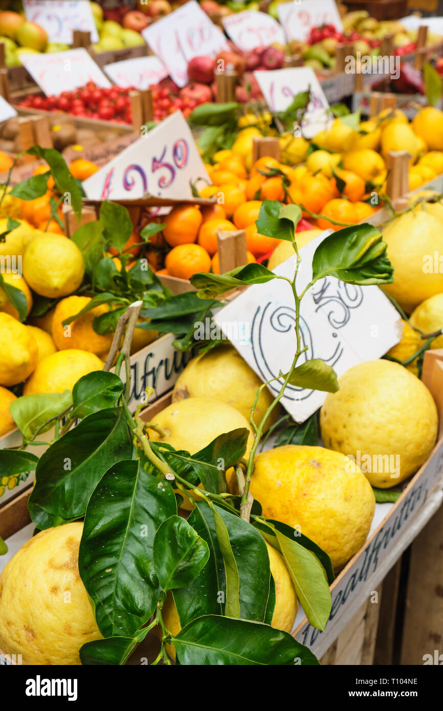 Oranges, Citrons, fruits et légumes à Street Markt Banque D'Images
