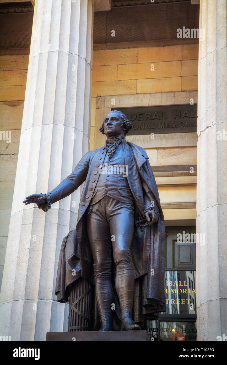 Statue de George Washington devant le Federal Hall National Memorial, 26 Wall Street, New York, État de New York, États-Unis d'Amérique. Le bron Banque D'Images