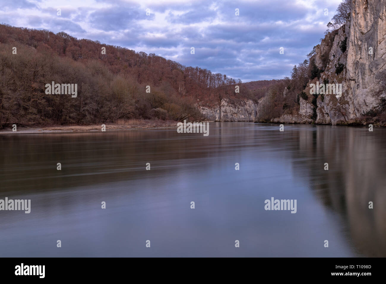 Les gorges du Danube près de monastère de Weltenbourg dans la soirée Banque D'Images