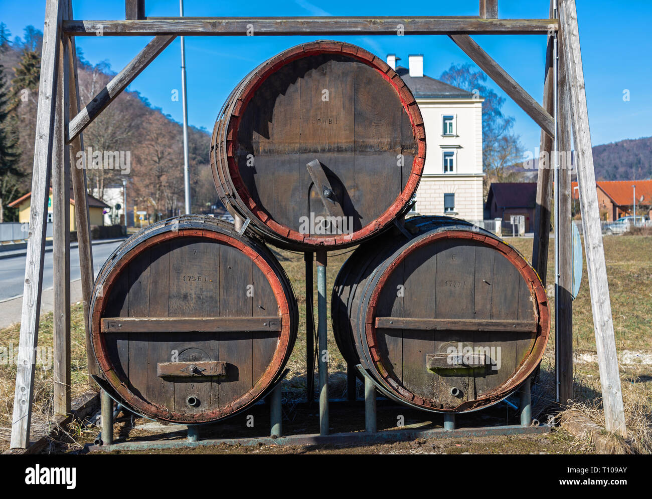 Trois grand vieux barils de bière dans une rue de Bavière Banque D'Images