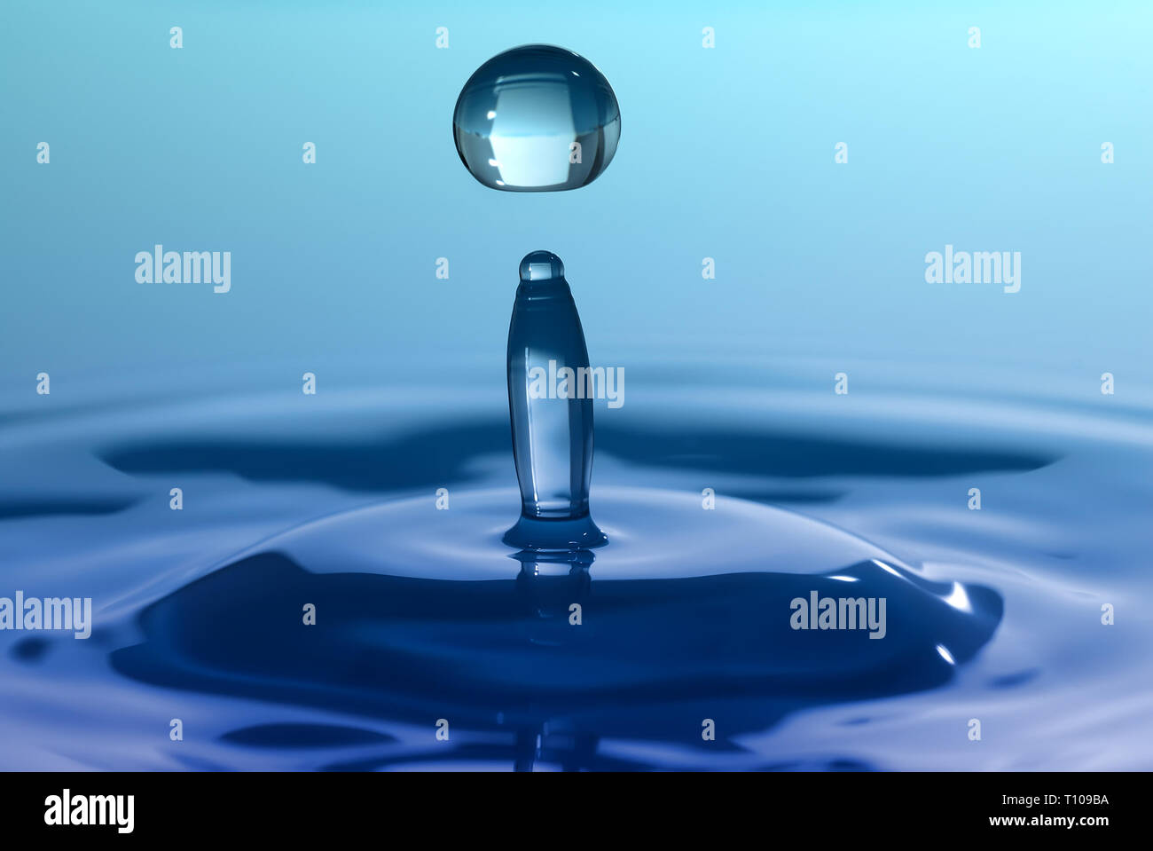Les éclaboussures d'eau. Tomber goutte de pluie. Banque D'Images