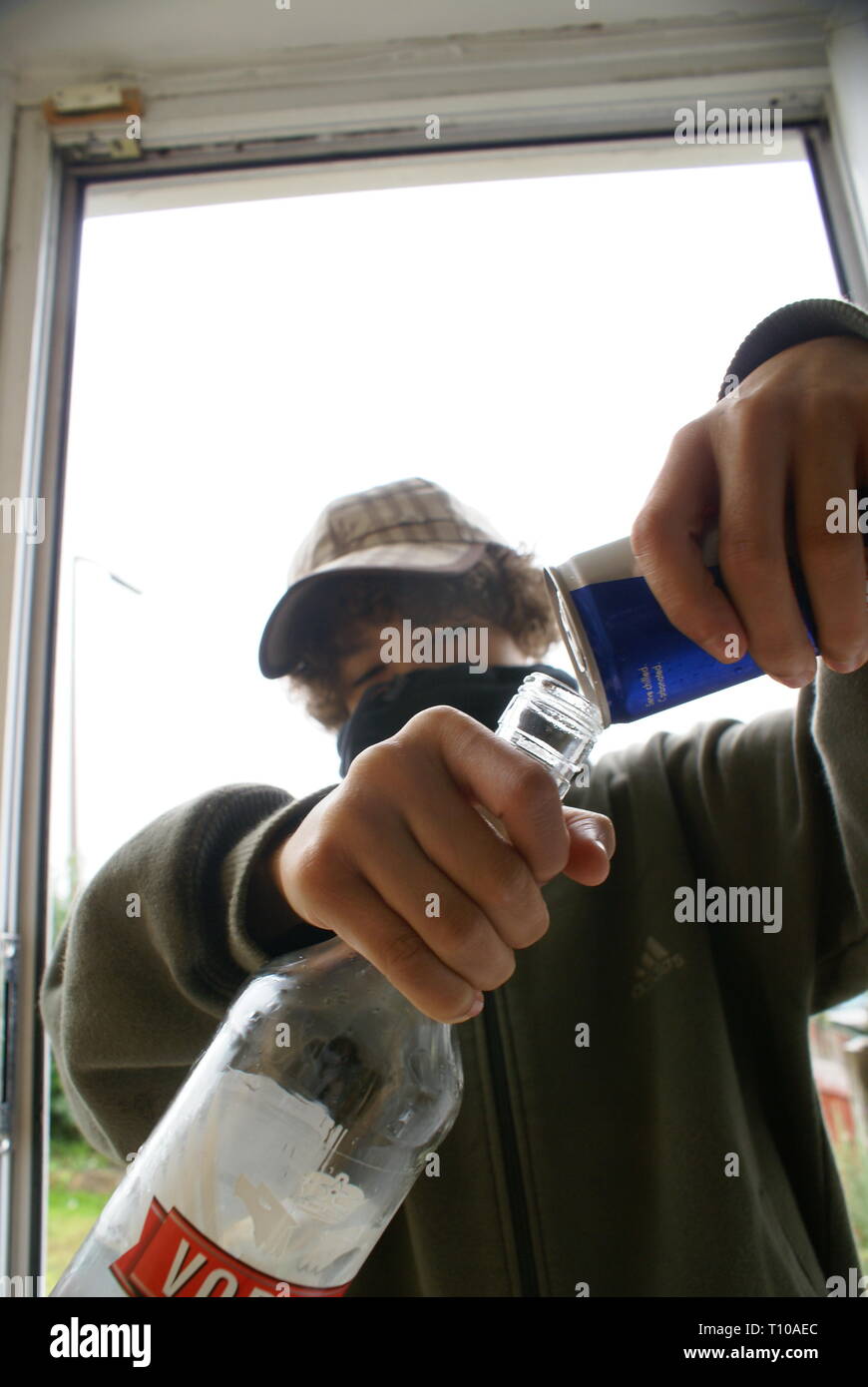 La police communautaire, les adolescents de boire de l'alcool dans la rue  Photo Stock - Alamy