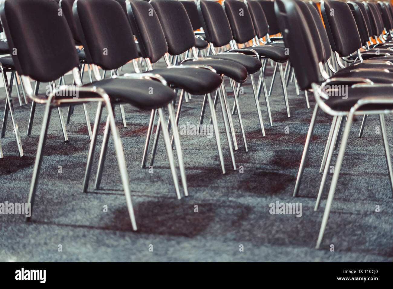 Rangée de chaises dans la salle. Banque D'Images