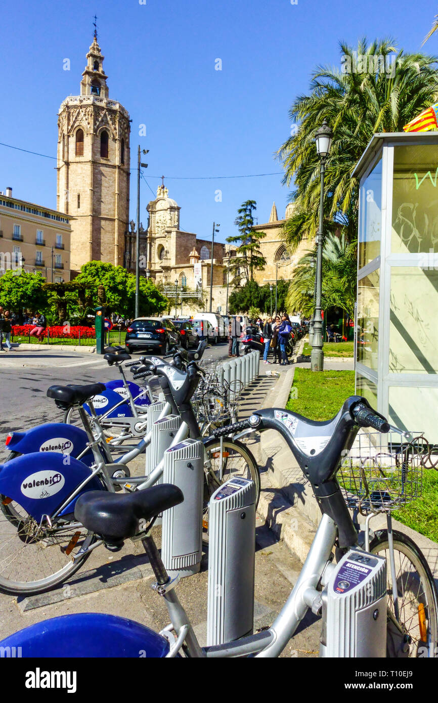 Valence location de vélos, location de vélos sur la Plaza de la Reina vélos dans la cathédrale de Valence Espagne Centre ville, partage de vélos Banque D'Images