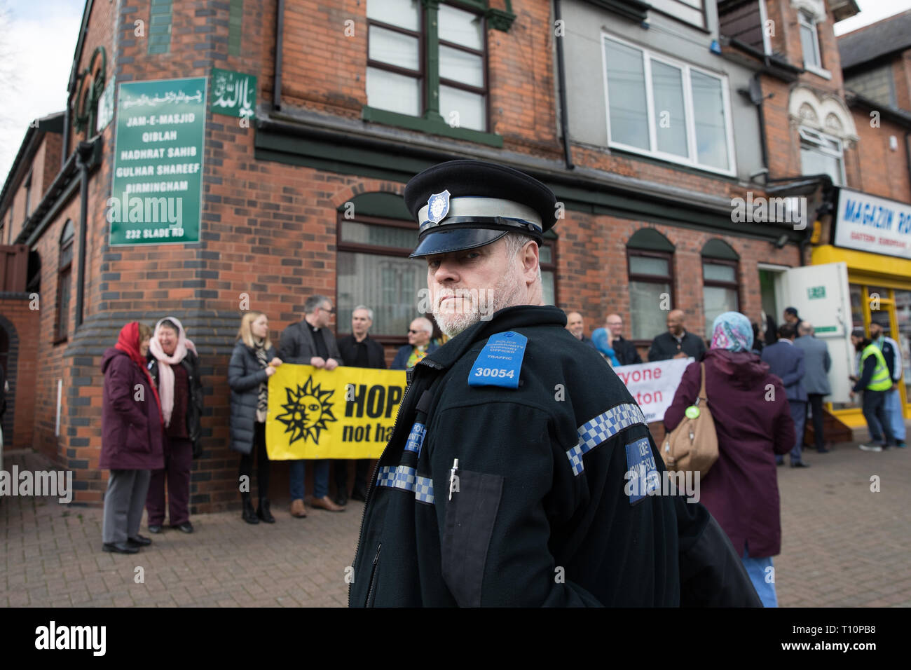 La présence policière à la Slade Road, Birmingham Mosquée pour la prière du vendredi où la police a répondu aux rapports de brisé des fenêtres après cinq mosquées ont été attaquées dans la nuit de mercredi. Banque D'Images