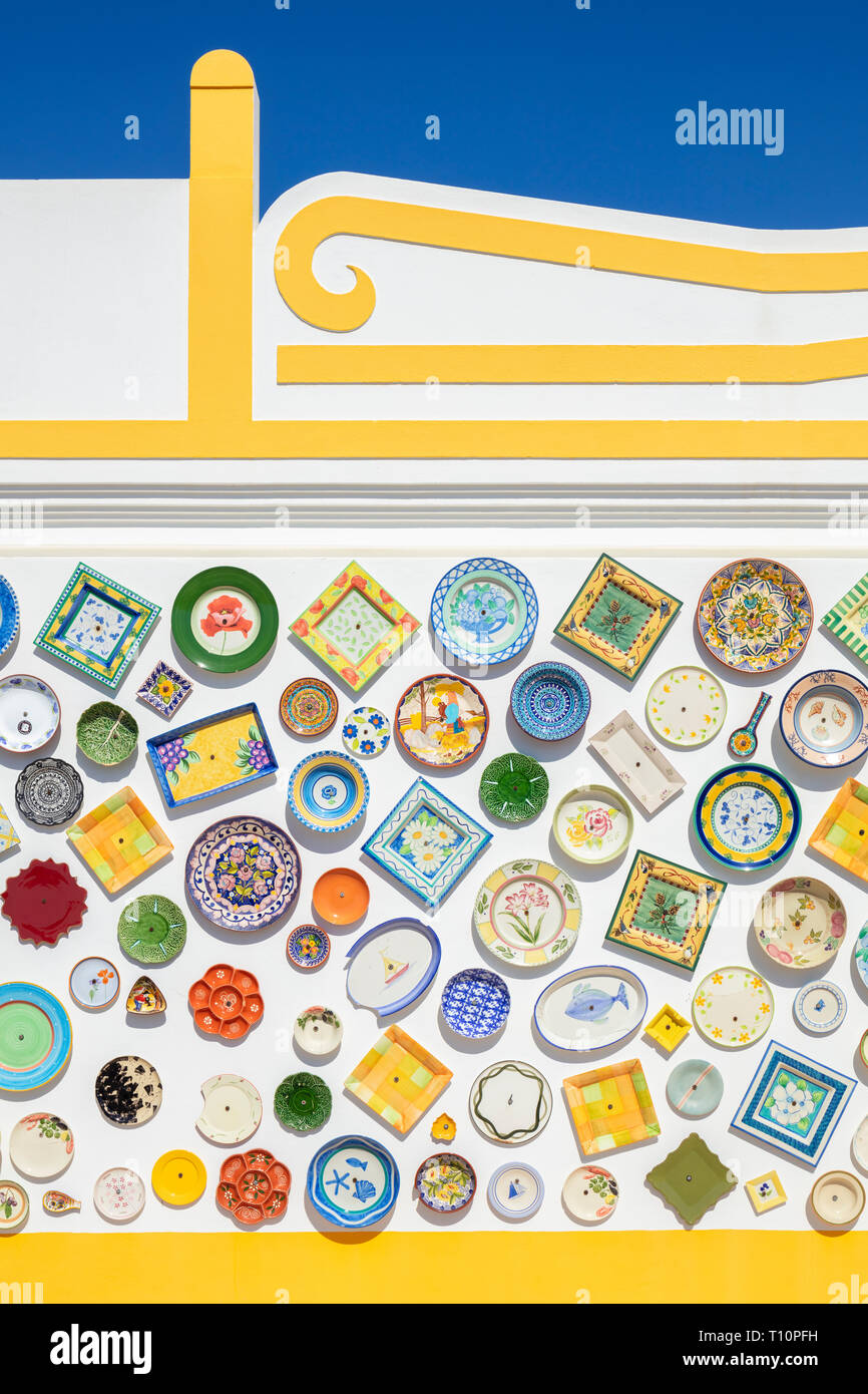Portugal Portugais Poterie Poterie traditionnelle plaques sur un mur extérieur d'un magasin de souvenirs Sagres Algarve Portugal Europe de l'UE Banque D'Images