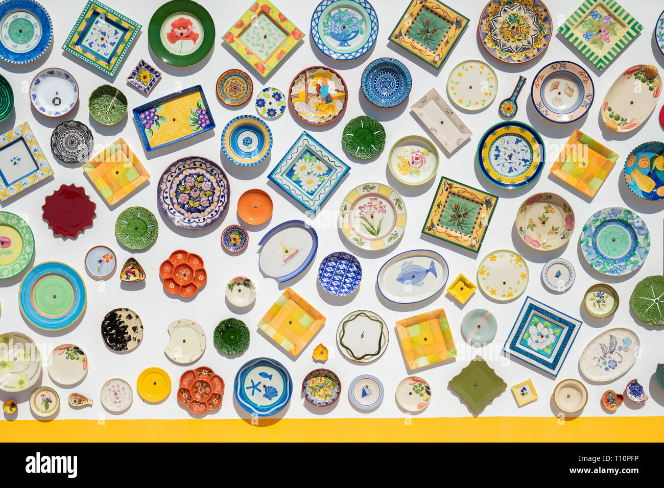 Portugal Portugais Poterie Poterie traditionnelle plaques sur un mur extérieur d'un magasin de souvenirs Sagres Algarve Portugal Europe de l'UE Banque D'Images