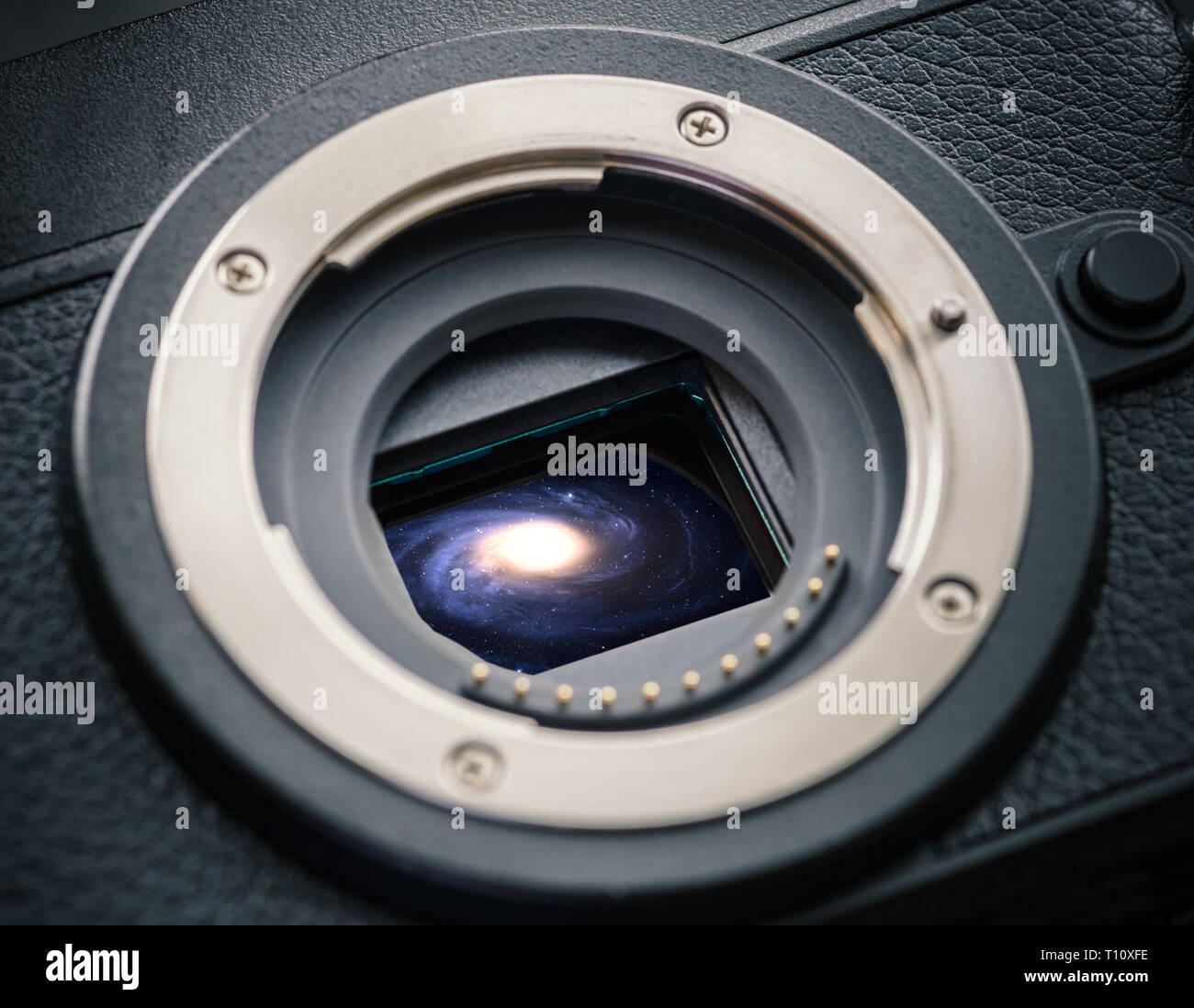 Capteur d'un appareil photo mirrorless avec Galaxie. Concept photo. Banque D'Images