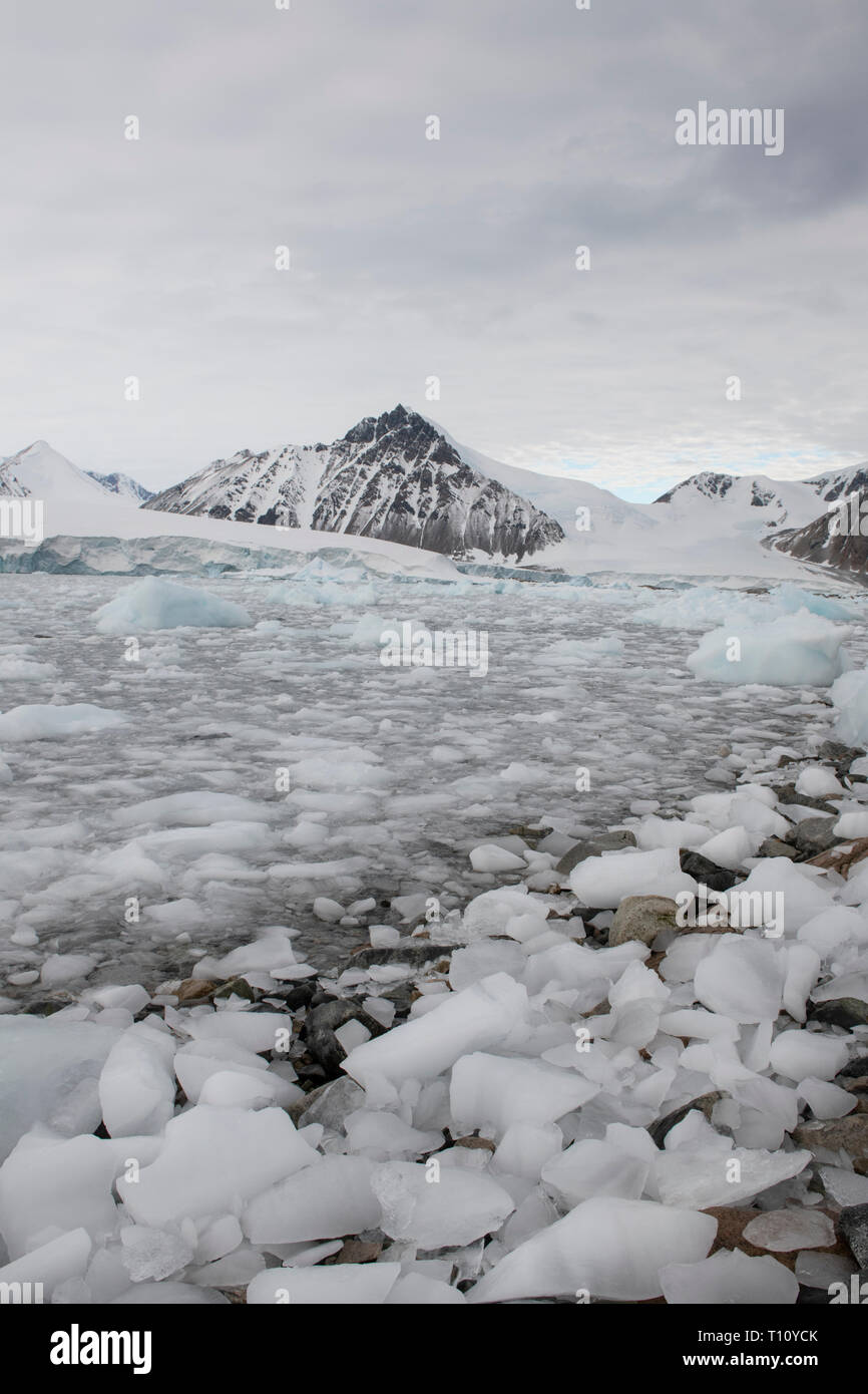 L'Antarctique, ci-dessous le cercle antarctique. Péninsule antarctique, Baie Marguerite, Île Stonington. Rempli de Glace Bay au nord-est du Glacier. Banque D'Images