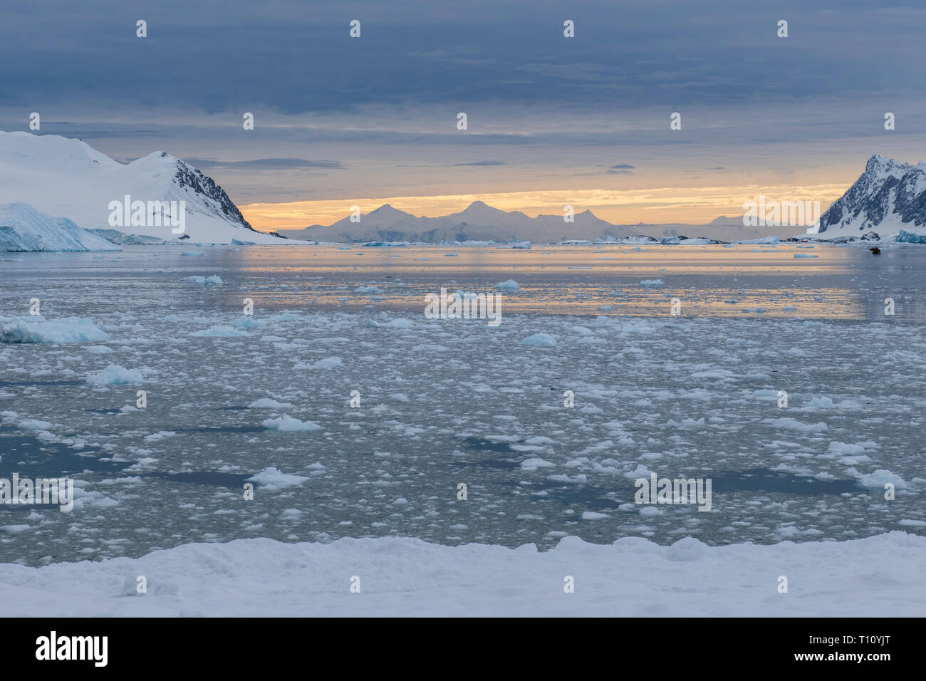 L'Antarctique, ci-dessous le cercle antarctique. Péninsule antarctique, Baie Marguerite, Île Stonington. Crépuscule sur la glace polaire glacier bay rempli. Banque D'Images