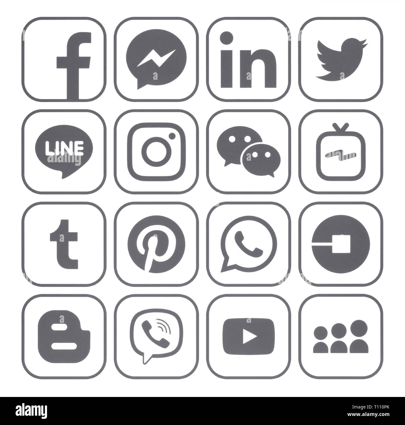 Kiev, Ukraine - le 22 novembre 2018 : Collection d'icônes de médias sociaux gris populaires imprimés sur papier blanc : Facebook, Twitter, Instagram, Pinterest Banque D'Images