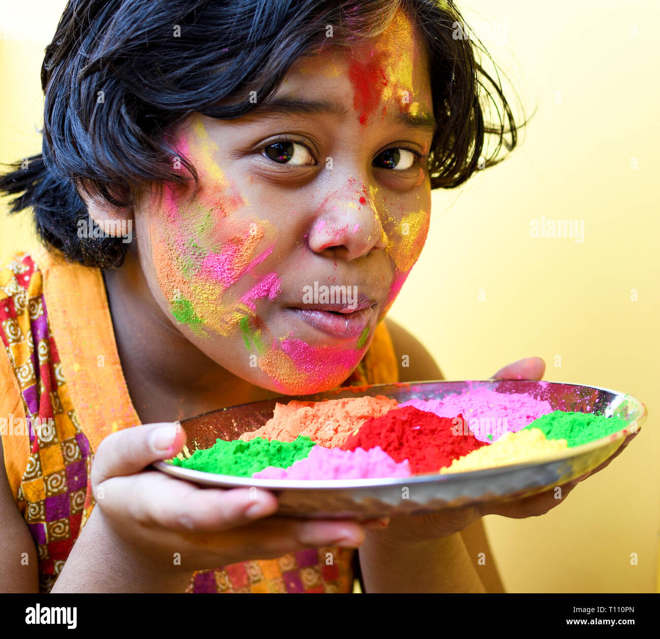 Indian girl enjoying holi, festival des couleurs. Banque D'Images