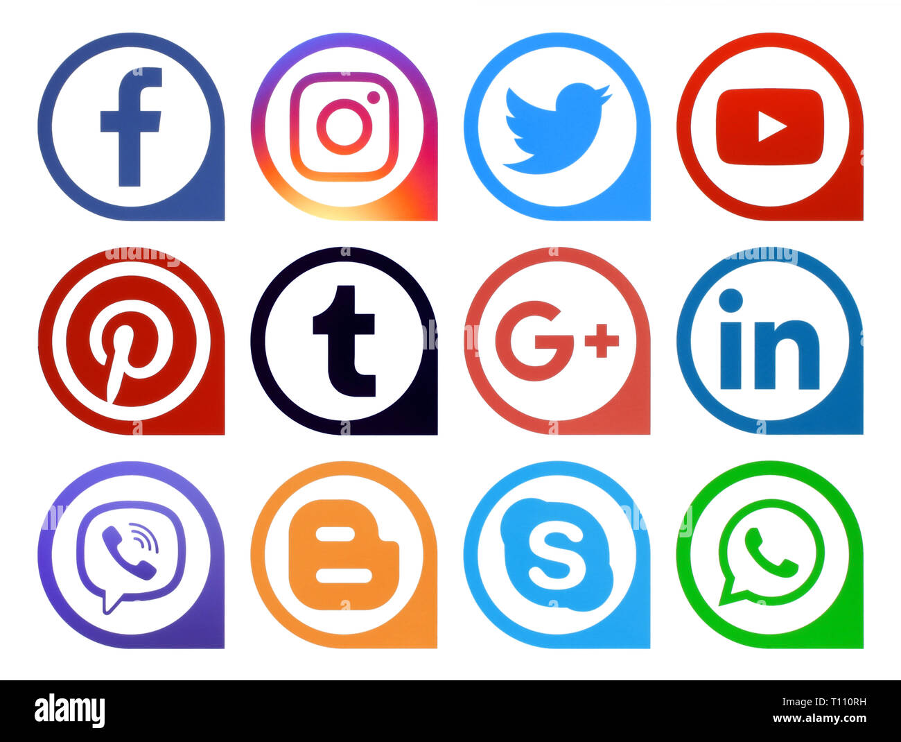 Kiev, Ukraine - le 29 novembre 2018 : icônes de médias sociaux populaires de communication imprimée sur du papier : Facebook, Twitter, Pinterest, Instagram, LinkedIn, Viber Banque D'Images