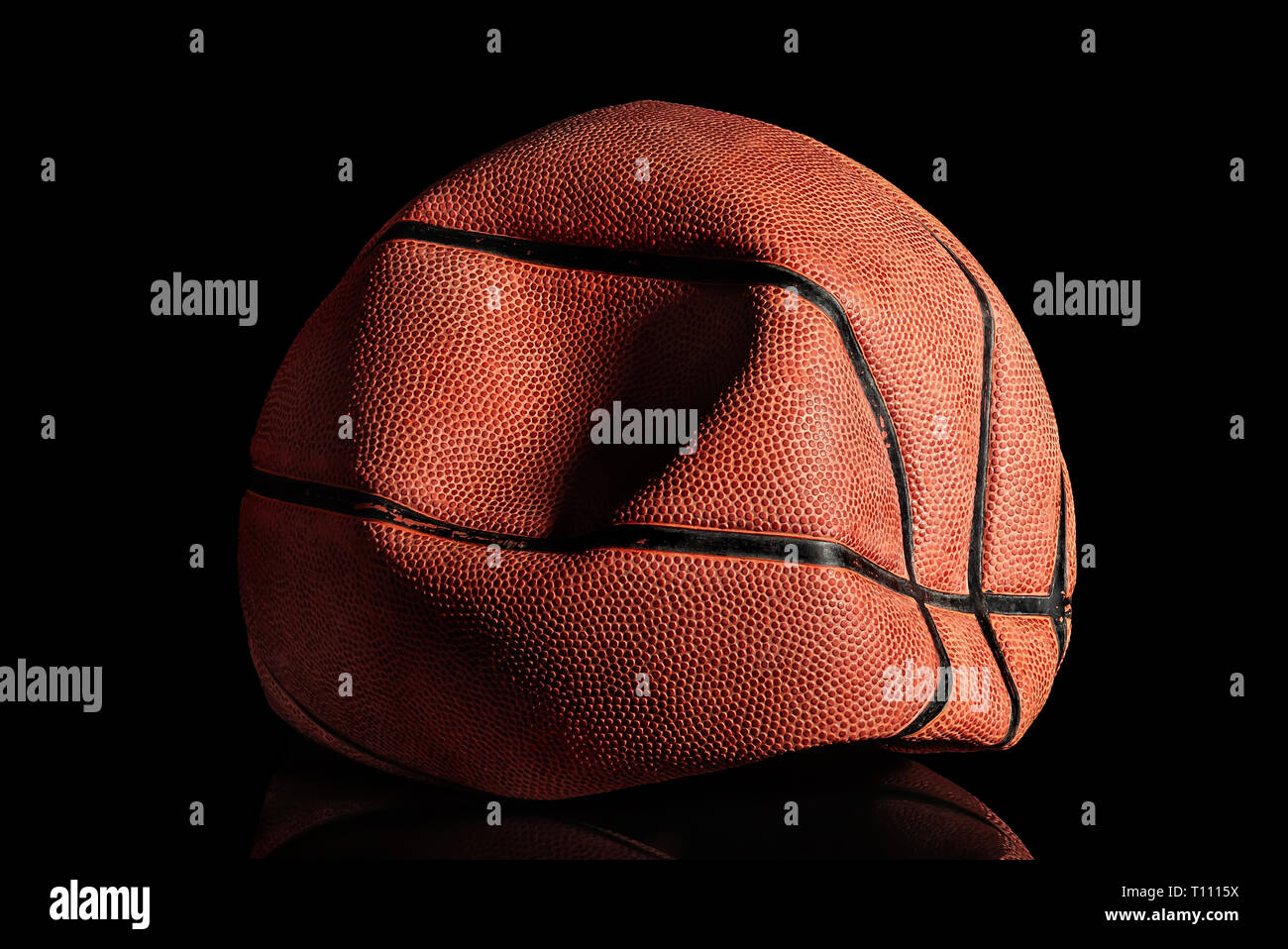 Dégonflé et froissés vieille balle de basket-ball Banque D'Images